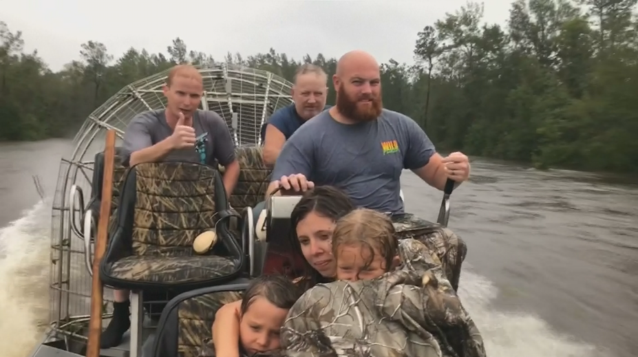 Mysleli si, že je to ich koniec. Voda unášala celú rodinu, aj tehotnú ženu s dvomi deťmi