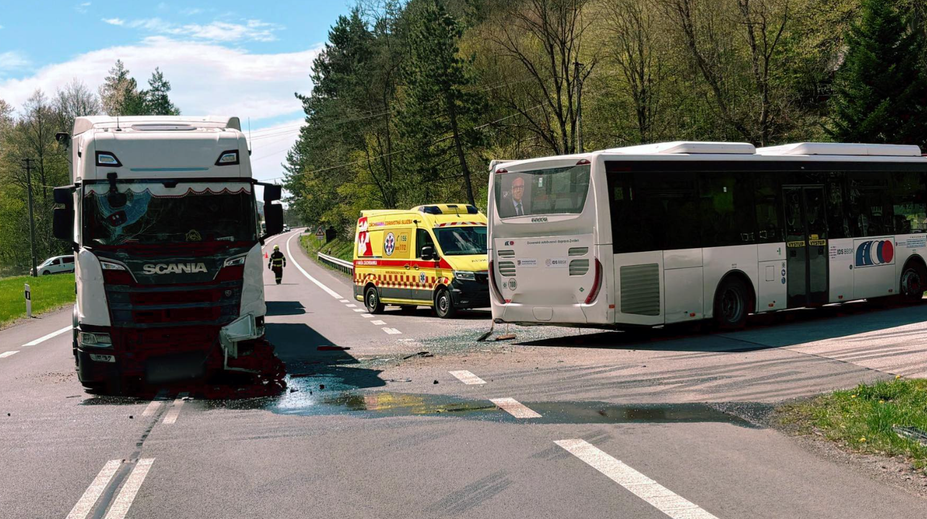 Nehoda na strednom Slovensku. Zrazil sa autobus s kamiónom