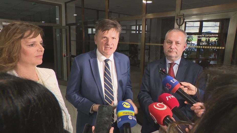 Hlina bez pokuty, Ferenčák v problémoch: Výbor riešil dvoch poslancov