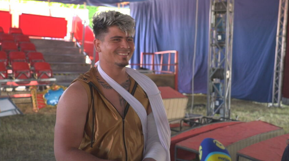 Z ruky mu trčala kosť, teraz sa chce vrátiť do klietky. Stretli sme sa s motorkárom z tvrdej zrážky v cirkuse