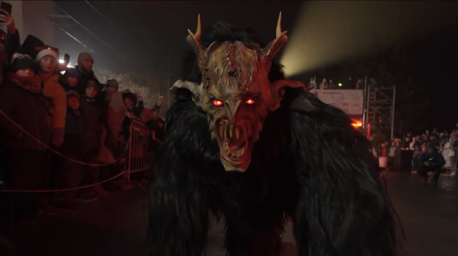 Kontroverzná krampusová šou, v ktorej víťazí dobro nad zlom