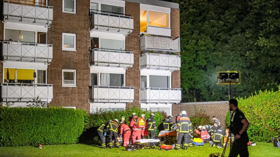 V nemeckom Hamburgu sa utrhlo zábradlie balkóna. Hlásia šesť zranených