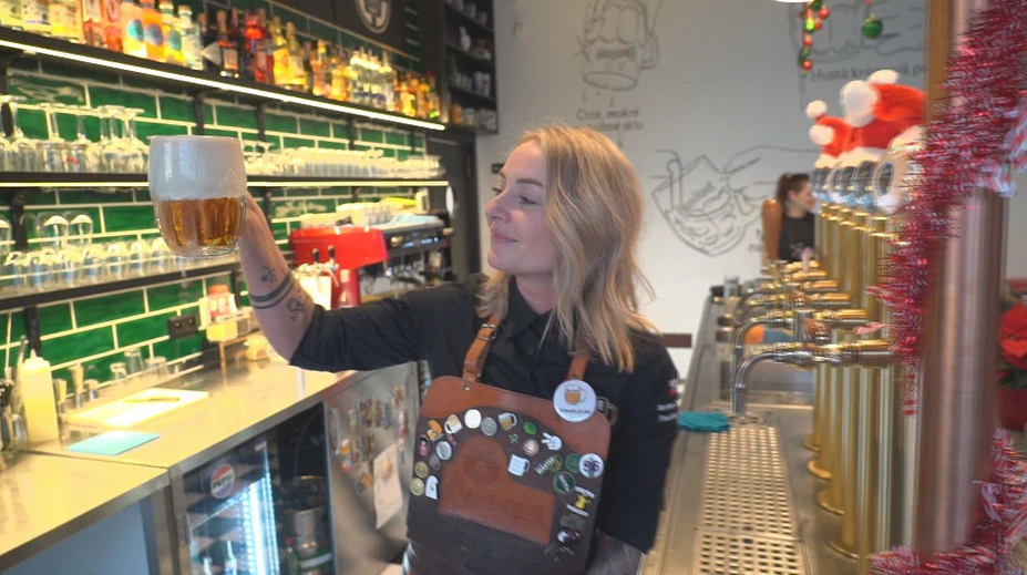 „Žena a pivo nejdú dokopy?“ Výčapníčka z Lietavskej Lúčky búra mýty, je najlepšia na Slovensku