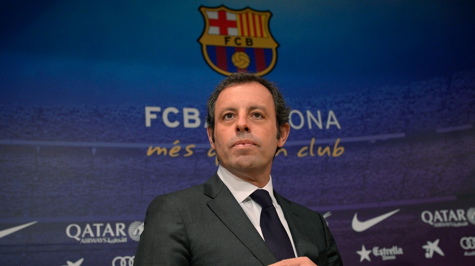 Bývalého prezidenta Barcelony Sandra Rosella priviedli v putách na súd