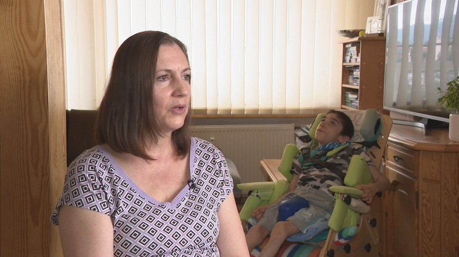 Mikuláš nevidí, nerozumie a potrebuje starostlivosť 24 hodín denne. Rodina zúfalo hľadá pomoc pre syna