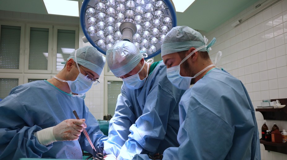 Všeobecná zdravotná poisťovňa ruší zmluvy s jednodňovými klinikami. Tisícky ľudí sa tak nevyhnú hospitalizácii