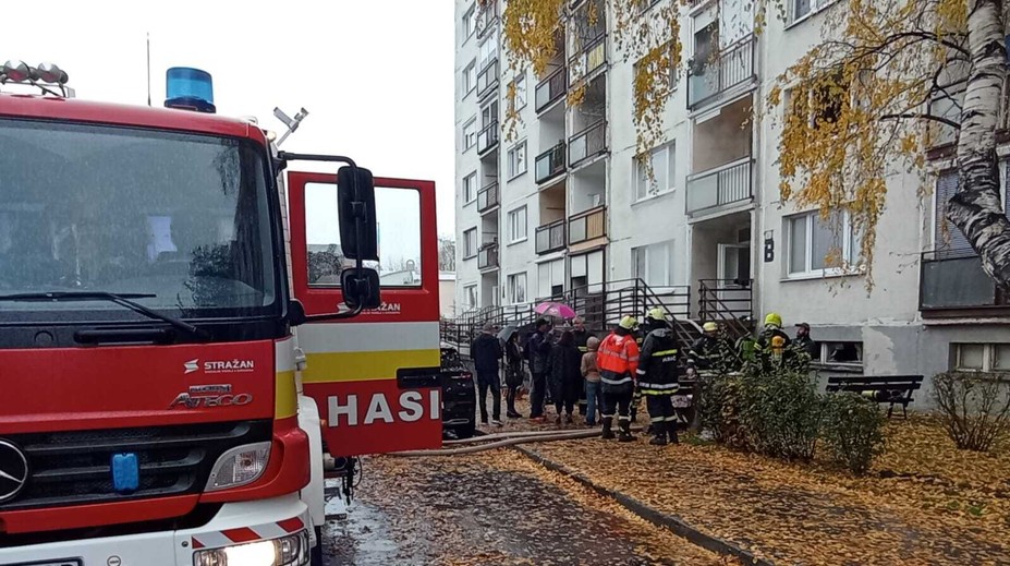 FOTO: Veľký požiar v Topoľčanoch. Bytovku evakuovali, viacero ľudí sa zranilo