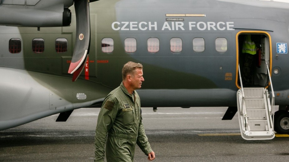 České armádne lietadlo s tímom lekárov zachránili život slovenskému bábätku