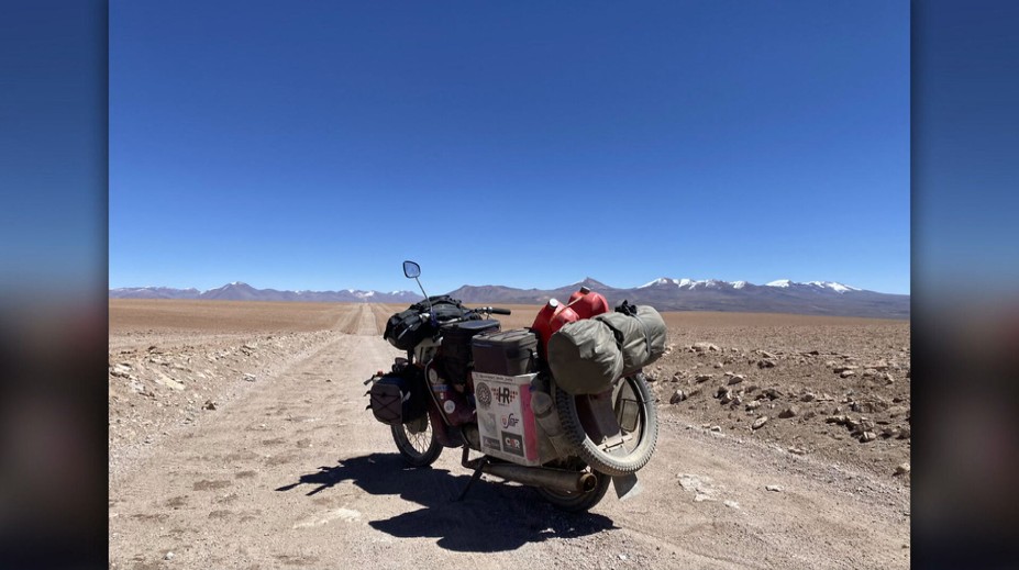 Mladý Michalovčan prekonal svetový rekord. Na starej motorke obišiel celý svet