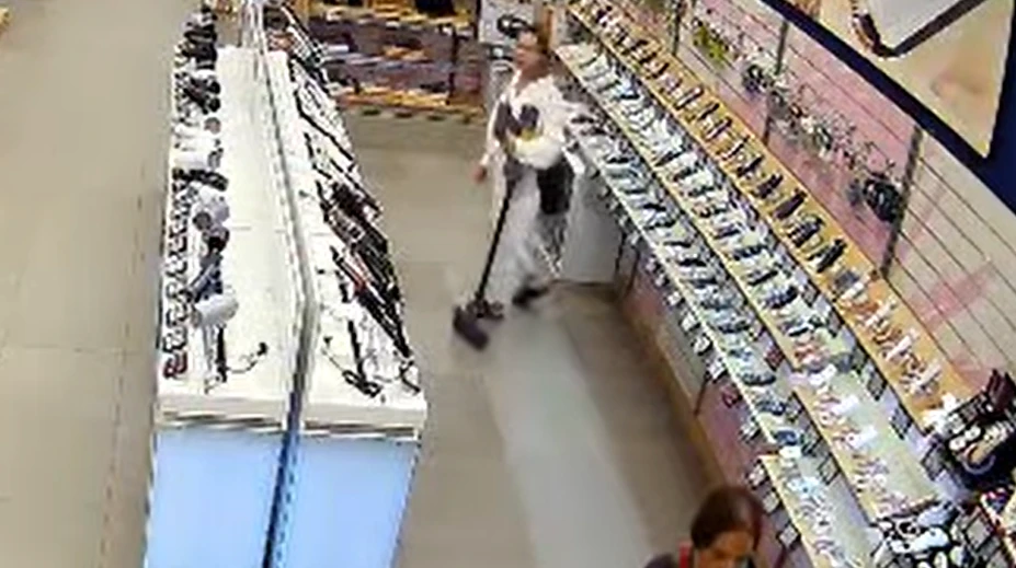 VIDEO: Takto „nenápadne“ zmizol z obchodu vysávač za takmer tisíc eur. Spoznávate ženy na záberoch?