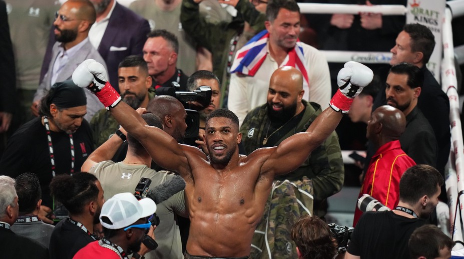 VIDEO: Hviezdny boxer Anthony Joshua mal nehodu v Afrike. Dvaja ľudia zahynuli