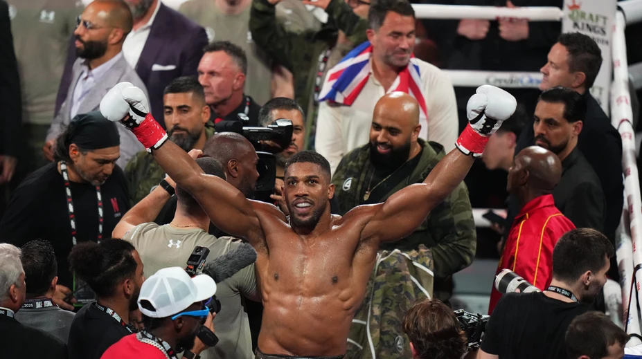 VIDEO: Hviezdny boxer Anthony Joshua mal nehodu v Afrike. Dvaja ľudia zahynuli
