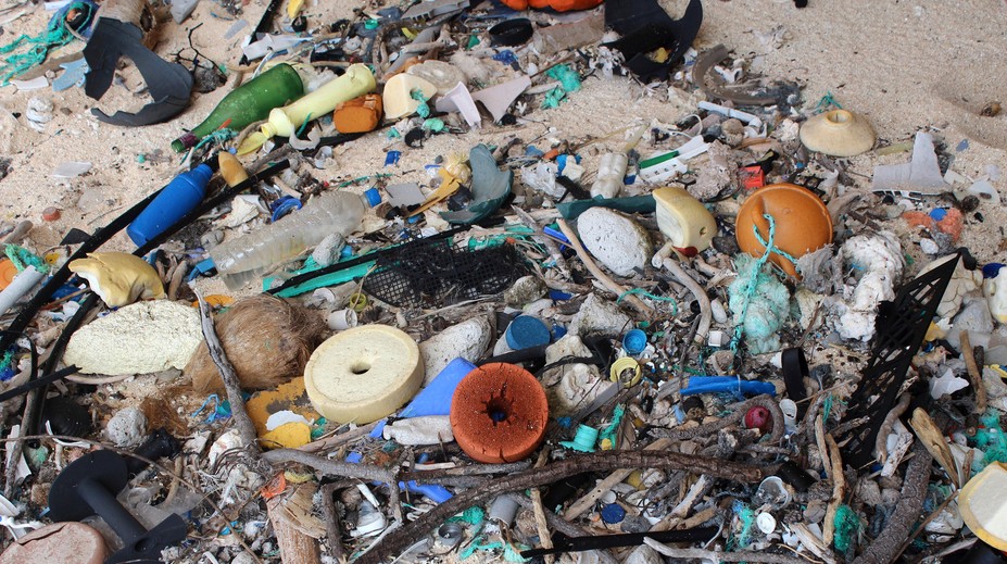 Igelitové tašky, fľaše, vrchnáky. Na neobývanom ostrove je 18 ton plastového odpadu