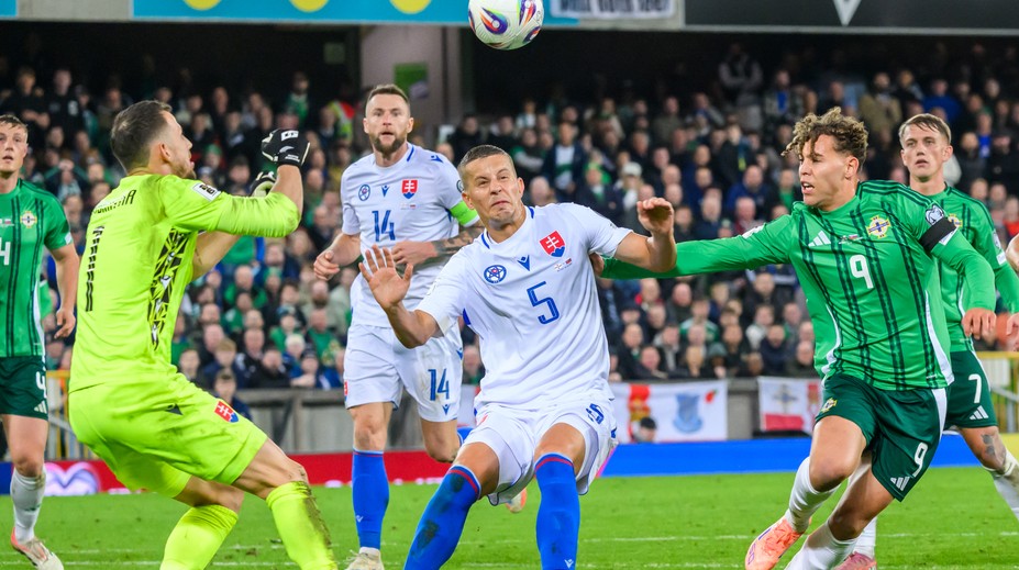 Chyba brankára a vlastný gól zlomili Slovensku väzy. Sen o MS sa nám v Belfaste vzdialil