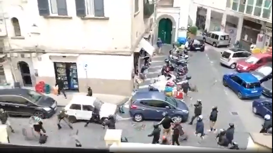 VIDEO: Šialené scény pred zápasom Ligy majstrov v Neapole. Skupiny fanúšikov mali v uliciach otvorený konflikt