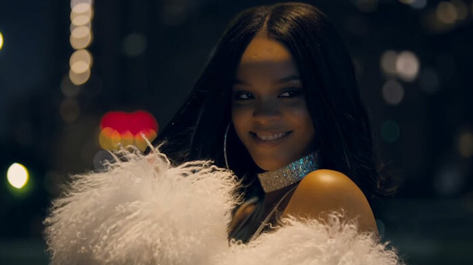 Visiaca Rihanna z mrakodrapu. V novom klipe vyzerá božsky