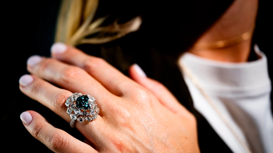 Predajná cena výrazne prekonala odhad. Modrozelený diamant „šiel“ za šialenú sumu