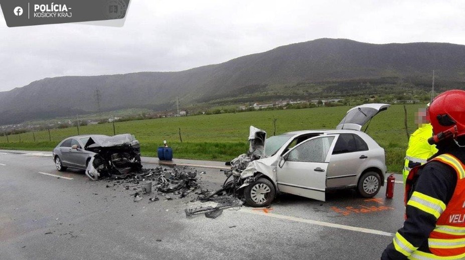 Fabia začala po čelnej zrážke s mercedesom horieť. Pri vážnej nehode pri Hrhove prišla o život spolujazdkyňa (†53)