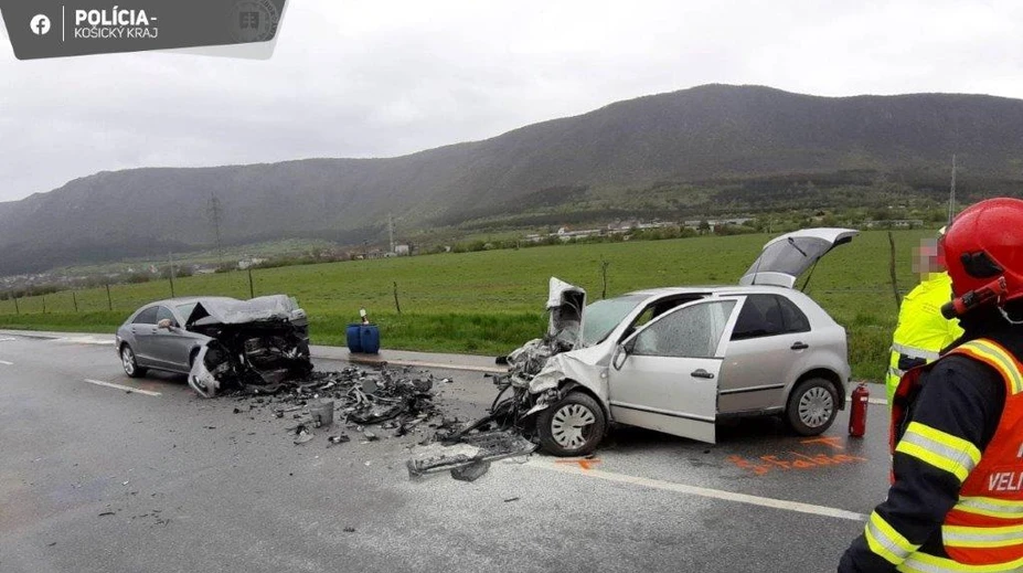 Fabia začala po čelnej zrážke s mercedesom horieť. Pri vážnej nehode pri Hrhove prišla o život spolujazdkyňa (†53)