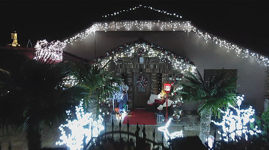 Soby, sane a kilometre svetiel: Dom na juhu Slovenska ohromí vianočnou výzdobou