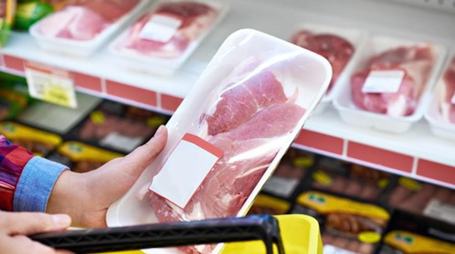 Veterinári našli v supermarkete mäso s hnilobným zápachom. Z predaja stiahli stovky kilogramov