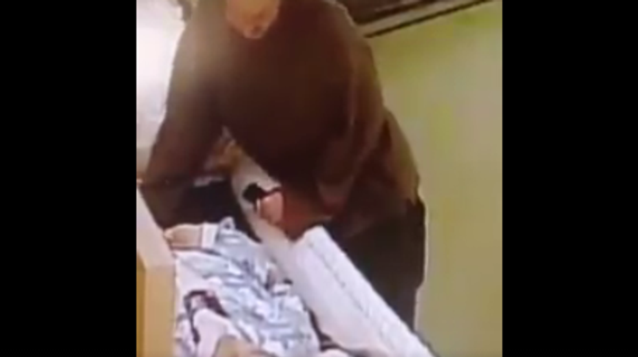 Bez chrbtovej kosti. Kamera zachytila, ako okradla mŕtvu babičku