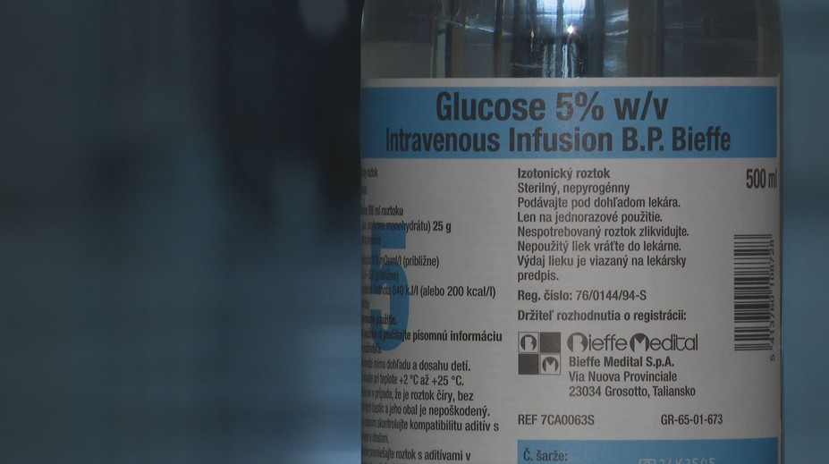 Onkologickí pacienti dostali ďalšiu ranu. Poisťovňa už neprepláca roztok, ktorý lekári považujú za základ liečby