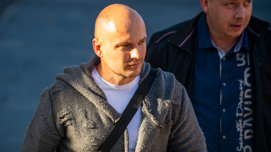 Kedysi pózoval na fotke s Bödörom. Exfunkcionár NAKA bol na výsluchu pre lustrácie