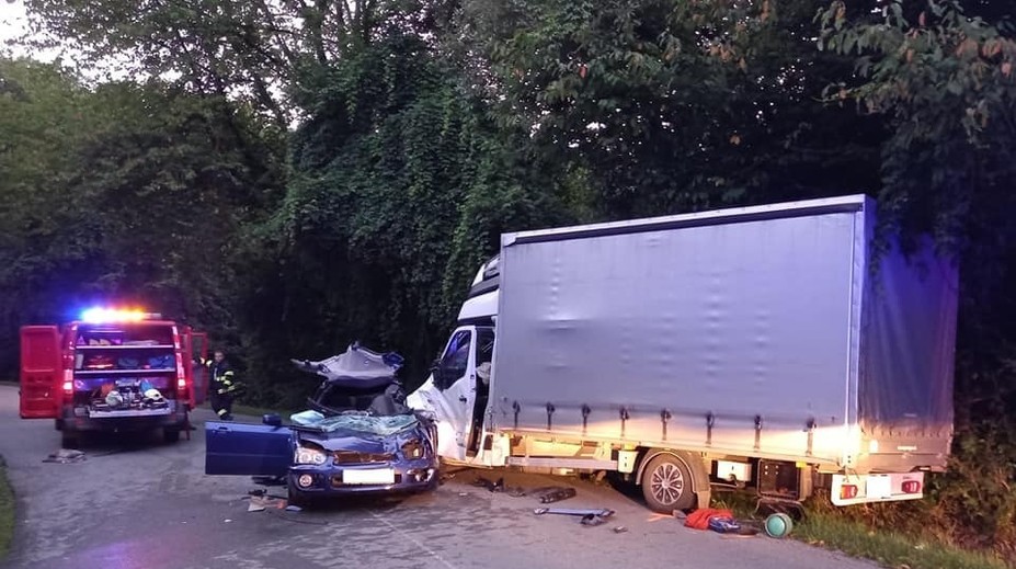 Pri obci Ľubovec došlo k smrteľnej nehode, cesta je neprejazdná