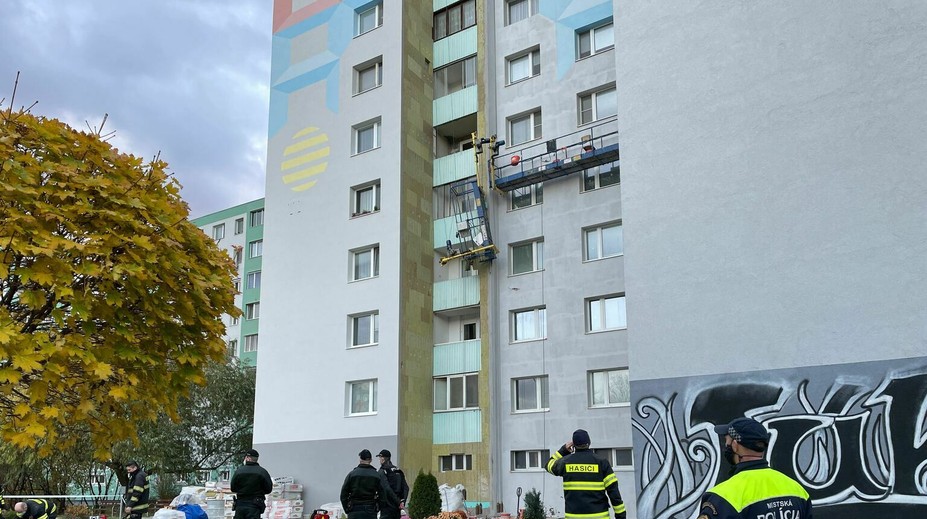 Tragédia v bratislavskej Petržalke. Odtrhla sa plošina s robotníkmi, jeden z nich pád neprežil