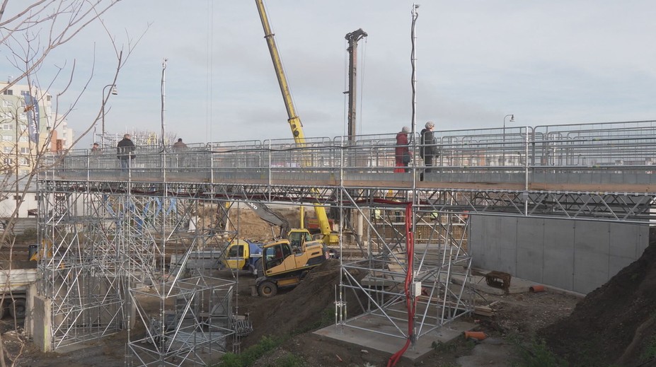 V Seredi pred viac ako dvoma rokmi náhle uzavreli dôležitý most. Na nový miestni ešte stále čakajú