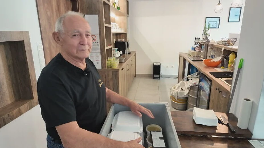Má 79 rokov a po operácii srdca nezostal sedieť doma. Ján zo Svidníka roznáša obedy