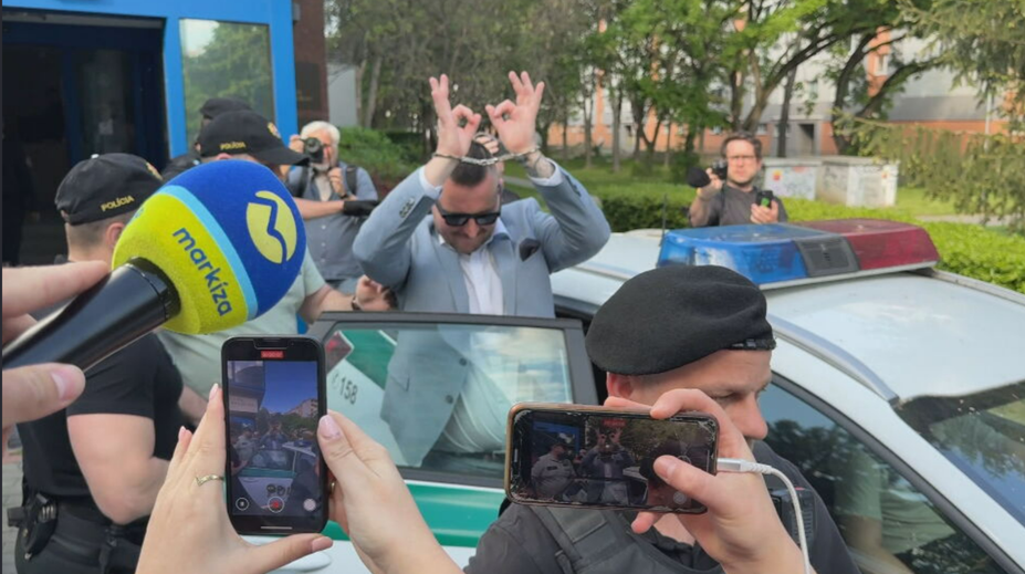 Daniel Bombic ukazoval s putami na rukách extrémistické gesto. Považuje sa za symbol bielej nadradenosti