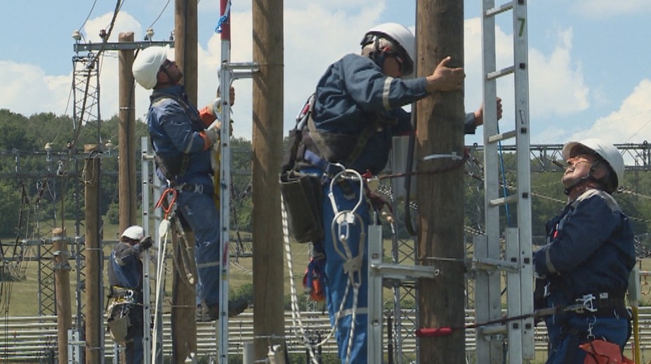 Vedeli ste, že aj elektrikári majú svoju súťaž? Pozrite si, koľko toho vydržia