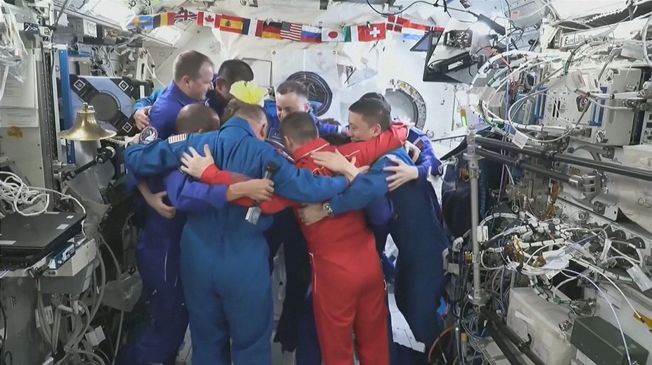 Tradičná štafeta na Medzinárodnej vesmírnej stanici. Astronauti si symbolicky odovzdali velenie