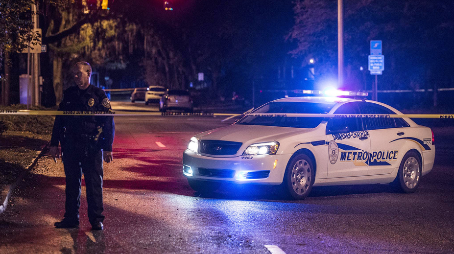 Šialenstvo za bieleho dňa. Do davu smútiacich ľudí spustil z idúceho auta strelec paľbu