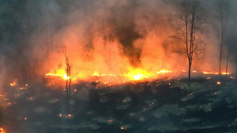 VIDEO: Rozsiahly lesný požiar na Kysuciach. Hasia ho už druhý deň