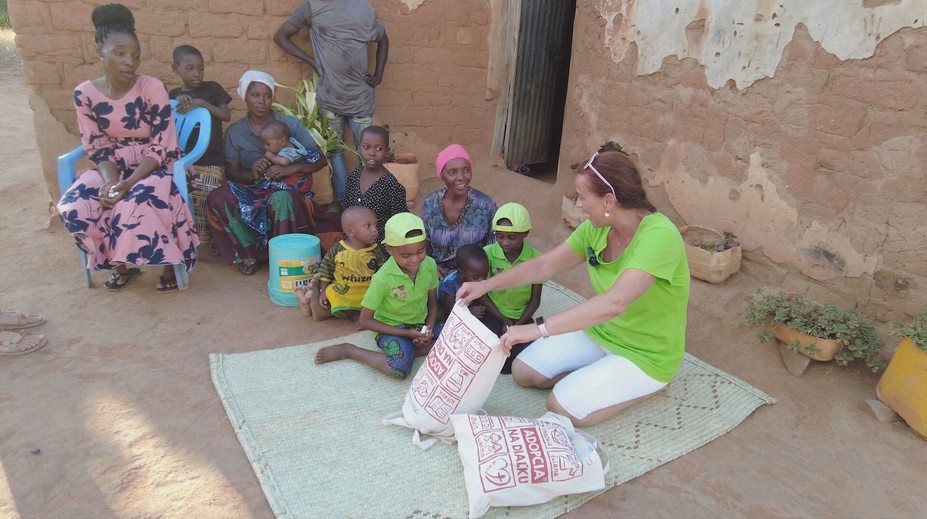 Slováci cestujú do Tanzánie, aby pomohli miestnym. Starajú sa o deti a ukazujú rodinám, ako pestovať rastliny
