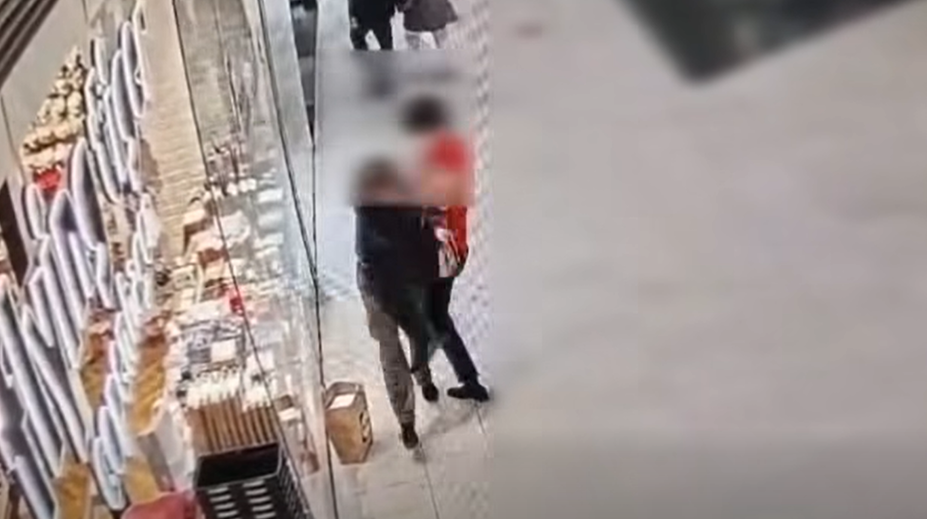 VIDEO: Dramatická potýčka v bratislavskom obchodnom centre. Muž predajcovi nastriekal do očí slzný sprej