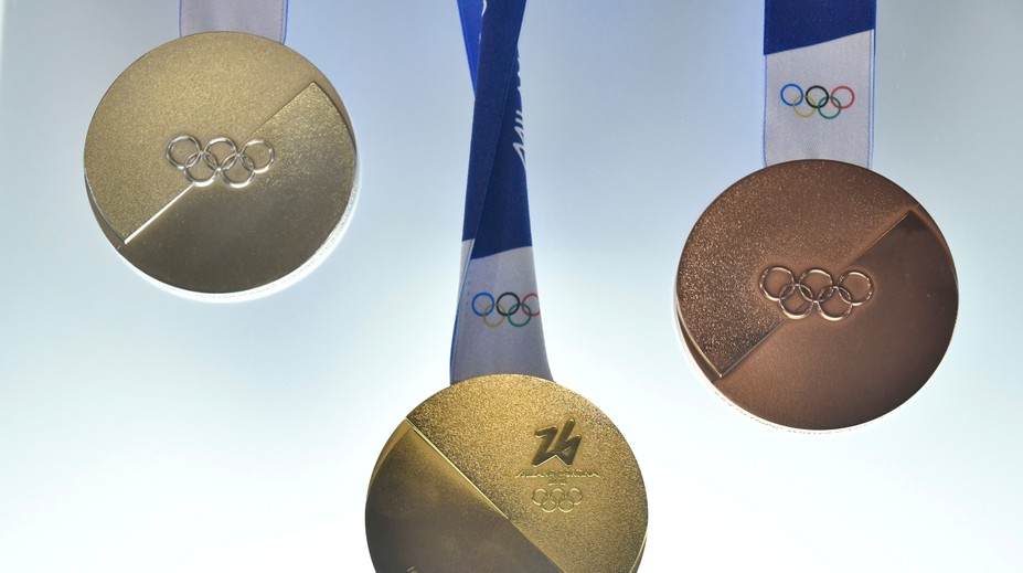 VIDEO: Olympijské medaily ničím neprekvapili. Dizajn cenných kovov spustil rôznorodé reakcie