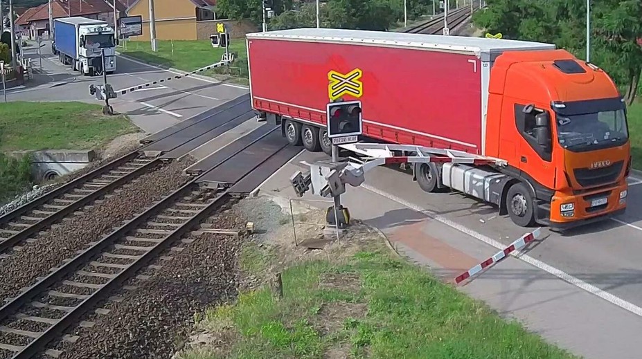Drzosť tohto vodiča nemá hranice. Prerazil aj zatvorenú závoru na priecestí