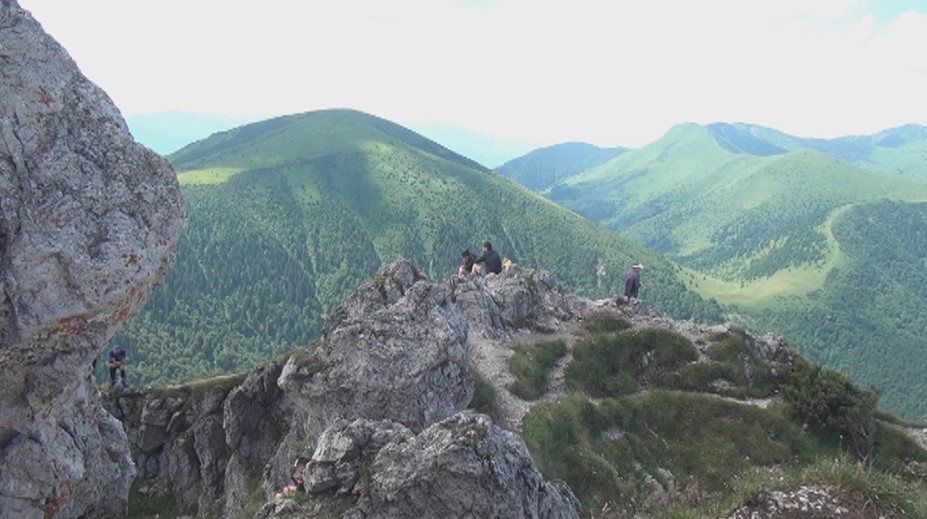 Uzávera sa skončila, masa turistov sa vybrala na jeden z najkrajších vrchov Slovenska