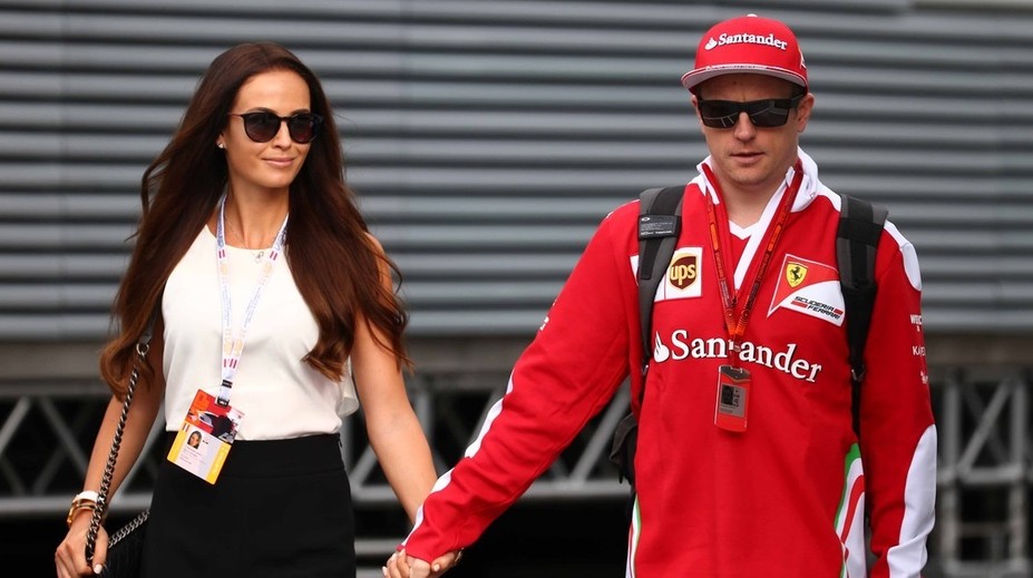 Jazdec F1 povedal áno krásnej modelke. Nevesta mala rafinovaný výstrih