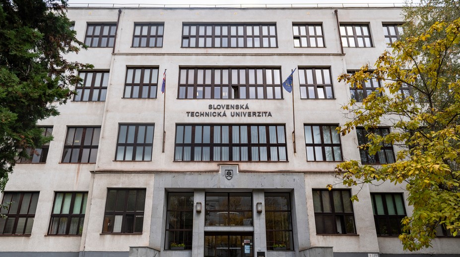 Rakúska ministerka odstúpila pre plagiátorstvo, titul získala na Slovensku