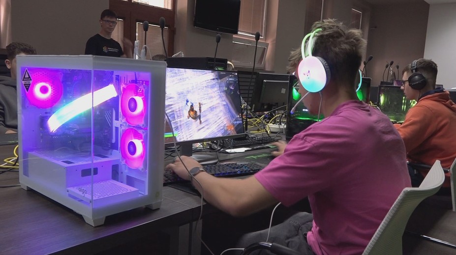 Na majstrovstvách v E-športe bola hojná účasť. Hráči síce majú odlišné životy, spája ich však láska k počítačovým hrám