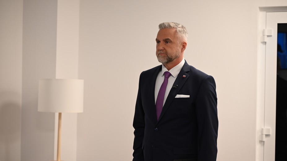 Bizarná aféra v diskusnej relácii. Mali vládni politici v ušiach skrytú pomôcku?