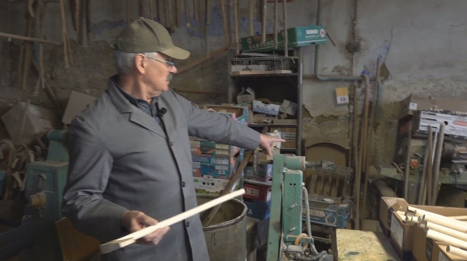 Valašky od pána Dominika majú ako suvenír na každom kontinente. Je u nás už jediným, kto sa ich výrobe venuje