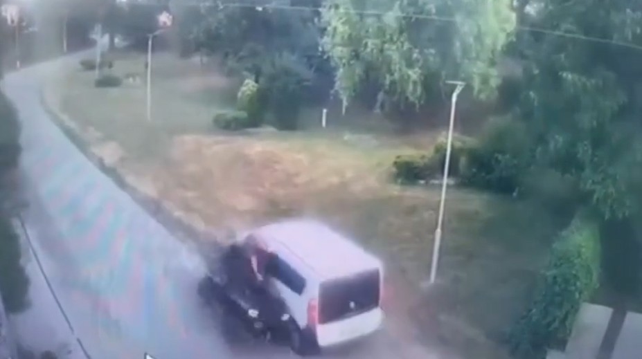 VIDEO: Hrôzostrašná nehoda v Košiciach. Štvorkolkár pri predbiehaní narazil telom do dodávky