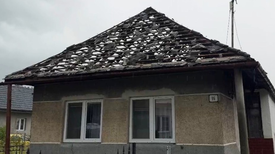 Po búrkach Slováci riešia poškodené strechy. Toto nerobte, hrozí pokuta až 3 000 eur