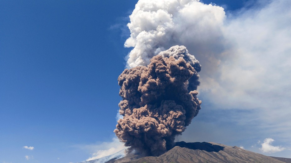 Erupcia sopky Etna vydesila turistov. Je bezpečné cestovať v tomto období na Sicíliu?
